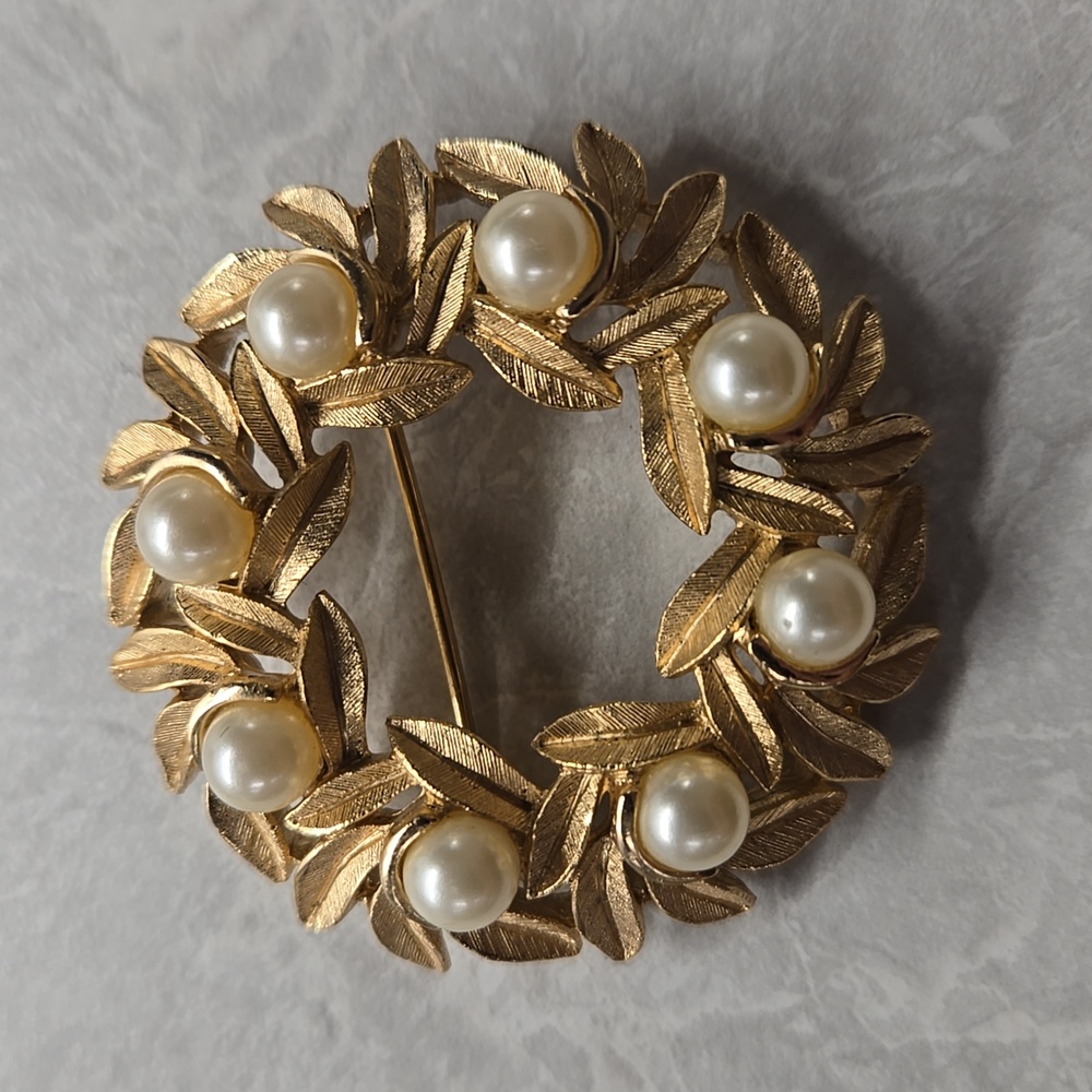 Avon Gold Leaf and Pearl Circle Brooch